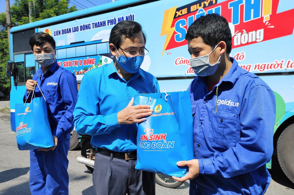 Những thành tựu Việt Nam đạt được trong đại dịch COVID-19 cũng chính là những thành tựu bảo vệ và thúc đẩy quyền con người đáng ghi nhận. Người lao động khó khăn tại Cụm công nghiệp vừa và nhỏ Bắc Từ Liêm nhận quà hỗ trợ từ Phó Chủ tịch Liên đoàn Lao động thành phố Hà Nội Nguyễn Chính Hữu. (Ảnh: TTXVN phát)