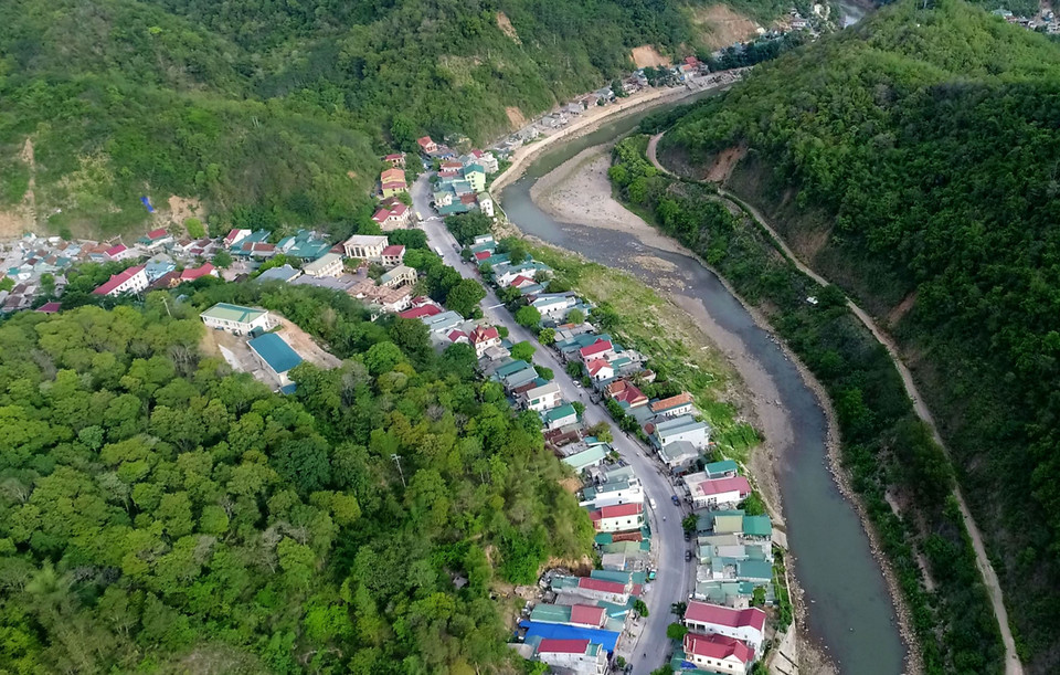 Một góc xã nông thôn mới Hữu Kiệm, huyện Kỳ Sơn (Nghệ An). Xã Hữu Kiệm, một trong 20 xã khó khăn của huyện Kỳ Sơn có tỷ lệ hộ nghèo năm 2011 là gần 72% nhưng sau 10 năm thực hiện Nghị quyết 30a của Chính phủ, diện mạo xã đã có nhiều thay đổi. (Ảnh: Văn Tý/TTXVN)