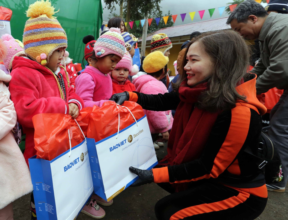 Tặng quà cho các trẻ em vùng cao trường mẫu giáo Bản Lung, huyện Trùng Khánh (Cao Bằng). (Ảnh: Trần Việt/TTXVN)