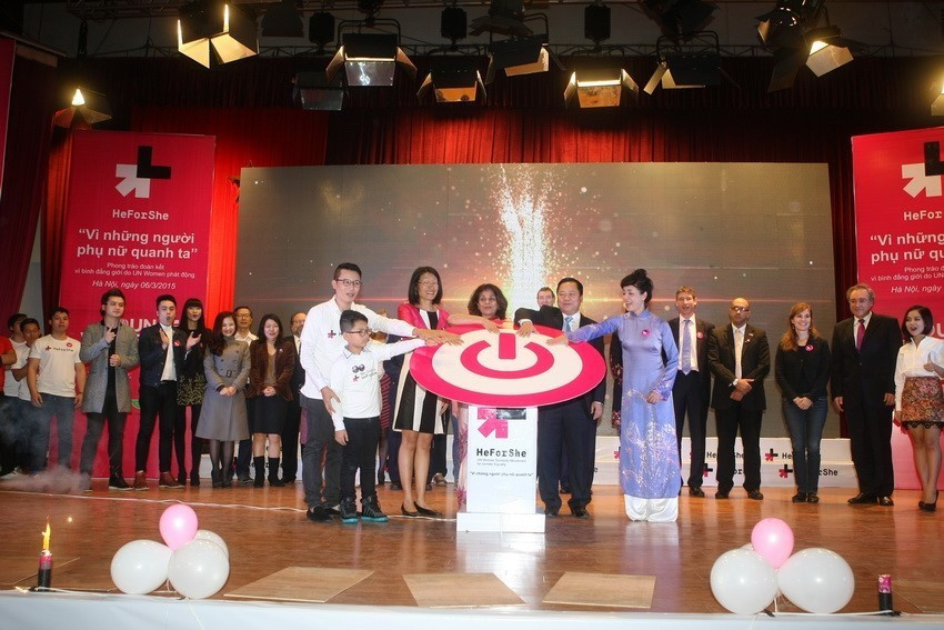 Các đại biểu ấn nút phát động chính thức Phong trào HeforShe Vì những người phụ nữ quanh ta tại Việt Nam do cơ quan Liên hợp quốc về bình đẳng giới và trao quyền cho phụ nữ (UN Women) phối hợp với Trung tâm Tình nguyện Quốc gia tổ chức. (Ảnh: Phạm Kiên/TTXVN)
