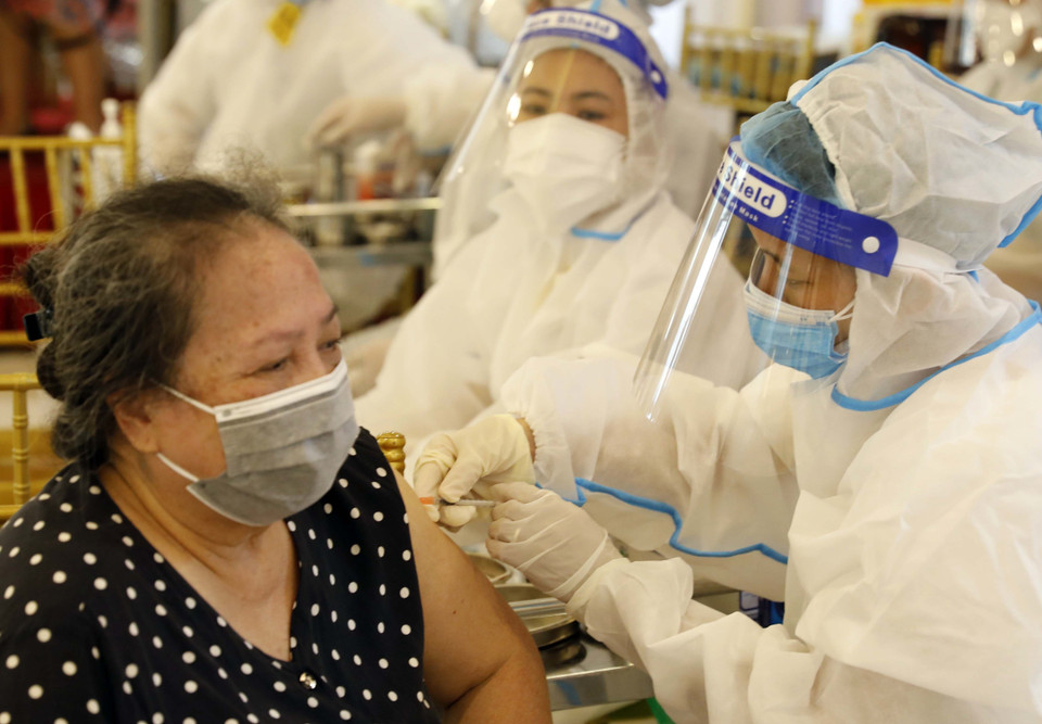 Những thành tựu Việt Nam đạt được trong đại dịch COVID-19 cũng chính là những thành tựu bảo vệ và thúc đẩy quyền con người đáng ghi nhận. Trong ảnh: Nhân viên y tế Bệnh viện Bạch Mai tiêm vaccine cho người trên 65 tuổi trên địa bàn quận Hai Bà Trưng (Hà Nội). (Ảnh: Trần Việt/TTXVN)