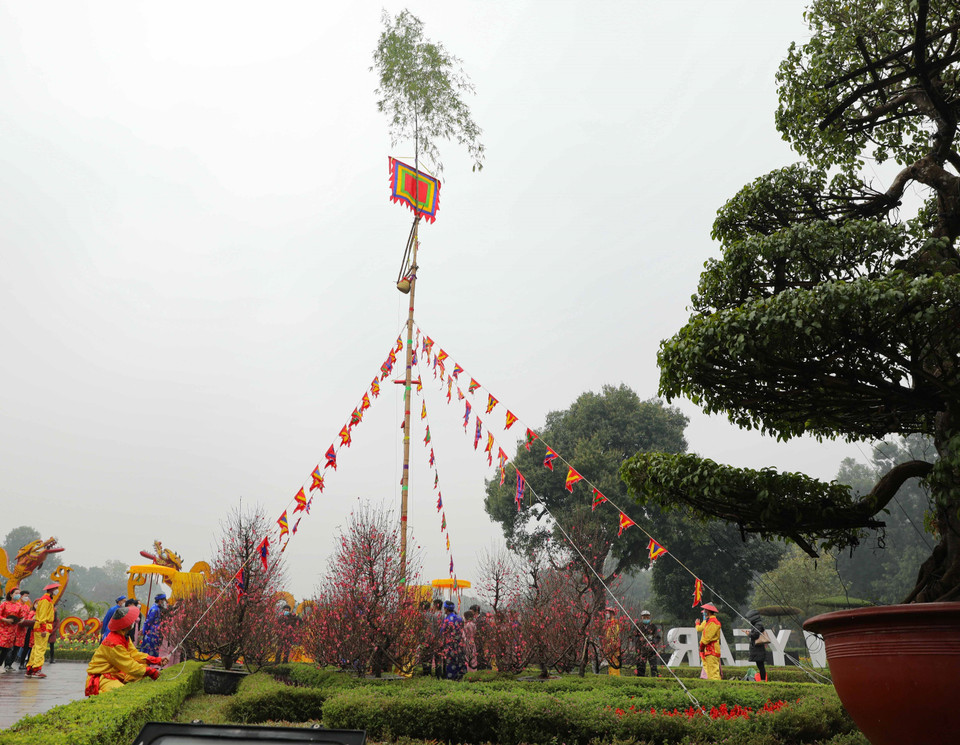 Dựng cây nêu ngày Tết. (Ảnh: Thanh Tùng/TTXVN)