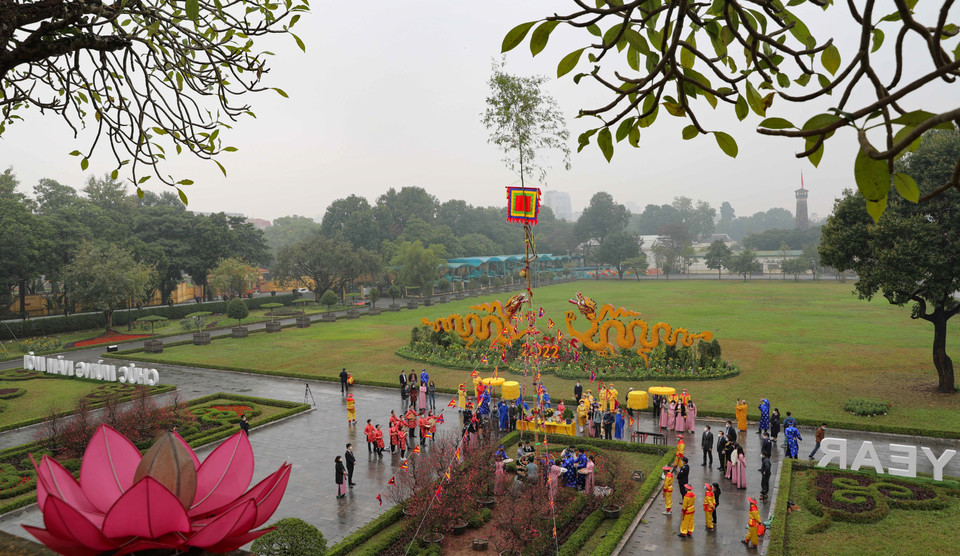 Cây nêu ngày Tết được dựng trong khu di sản thế giới Hoàng Thành Thăng Long. (Ảnh: Thanh Tùng/TTXVN)