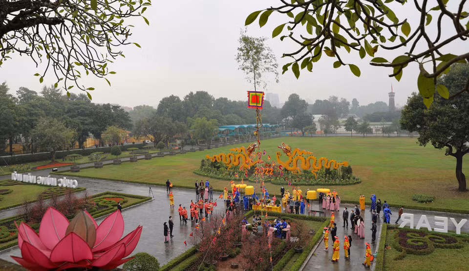 Cây nêu ngày Tết được dựng trong khu di sản thế giới Hoàng Thành Thăng Long. (Ảnh: Thanh Tùng/TTXVN)
