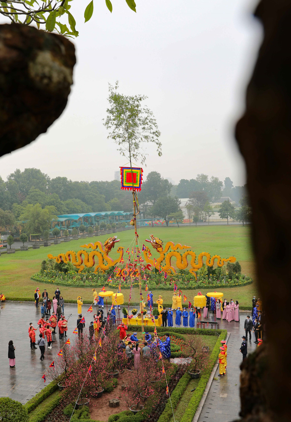 Cây nêu ngày Tết được dựng trong khu di sản thế giới Hoàng Thành Thăng Long. (Ảnh: Thanh Tùng/TTXVN)