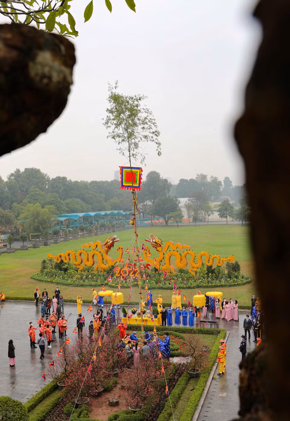 Cây nêu ngày Tết được dựng trong khu di sản thế giới Hoàng Thành Thăng Long. (Ảnh: Thanh Tùng/TTXVN)