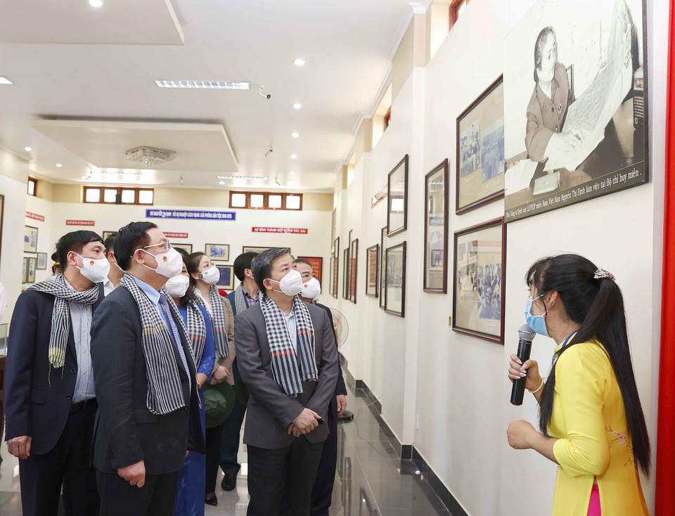 Chủ tịch Quốc hội Vương Đình Huệ tham quan nhà lưu niệm Nữ tướng Nguyễn Thị Định. (Ảnh: Doãn Tấn/TTXVN)