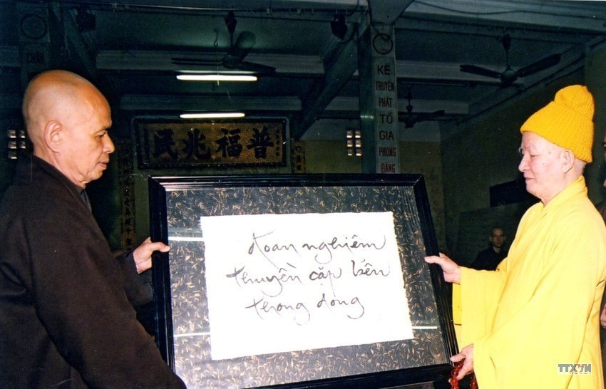 Thiền sư Thích Nhất Hạnh tặng Hòa thượng Thích Thanh Tứ bức thư pháp trong chuyến thăm Trung ương Giáo hội Phật giáo Việt Nam, ngày 17/4/2007. (Ảnh: Nguyễn Dân/TTXVN)