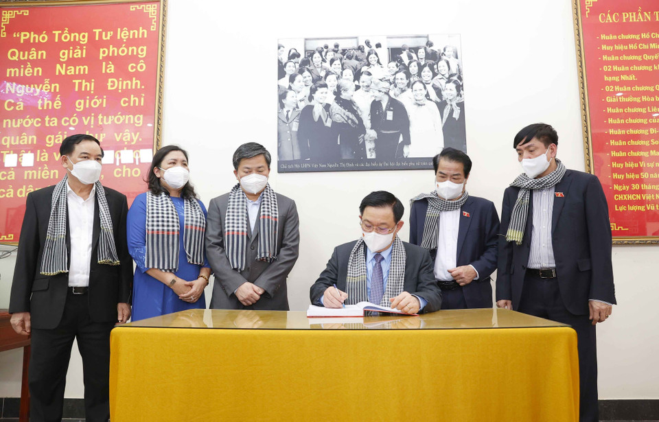 Chủ tịch Quốc hội Vương Đình Huệ viết lưu bút. (Ảnh: Doãn Tấn/TTXVN)