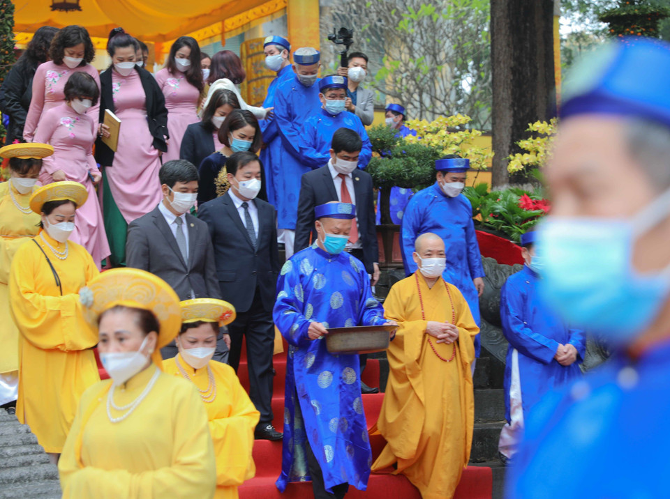 Đoàn hành lễ mang cá chép đi thả. (Ảnh: Thanh Tùng/TTXVN)