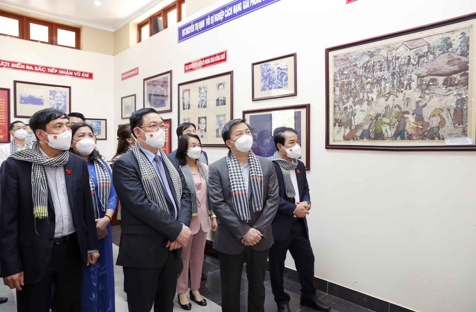 Hình ảnh Chủ tịch Quốc hội Vương Đình Huệ tham quan nhà lưu niệm Nữ tướng Nguyễn Thị Định. (Ảnh: Doãn Tấn/TTXVN)