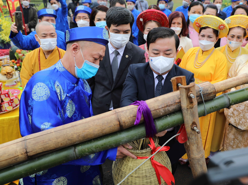 Dựng cây nêu ngày Tết. (Ảnh: Thanh Tùng/TTXVN)