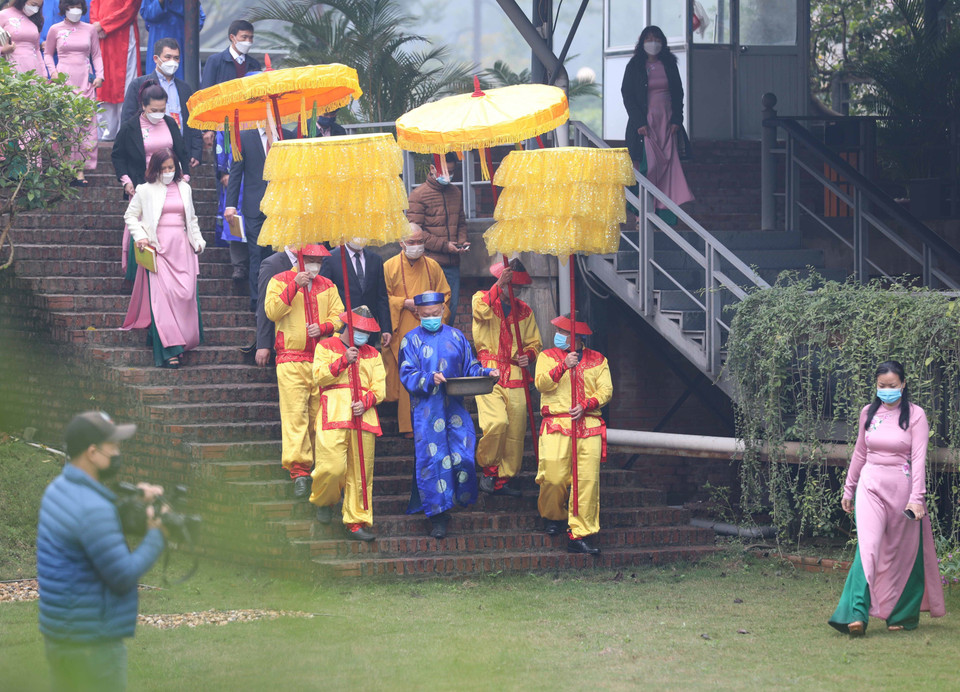 Đoàn hành lễ mang cá chép đi thả. (Ảnh: Thanh Tùng/TTXVN)