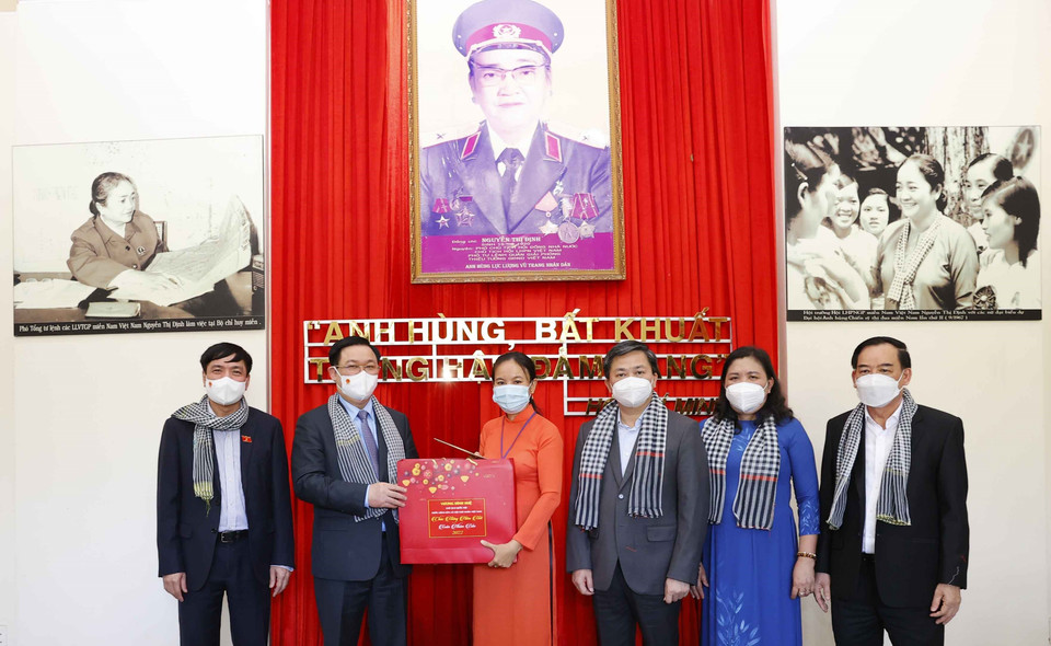 Chủ tịch Quốc hội Vương Đình Huệ tặng quà cán bộ phụ trách khu lưu niệm Nữ tướng Nguyễn Thị Định. (Ảnh: Doãn Tấn/TTXVN)