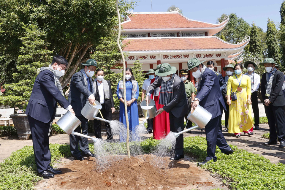 Chủ tịch Quốc hội Vương Đình Huệ trồng cây tại Khu lưu niệm Nữ tướng Nguyễn Thị Định. (Ảnh: Doãn Tấn/TTXVN)