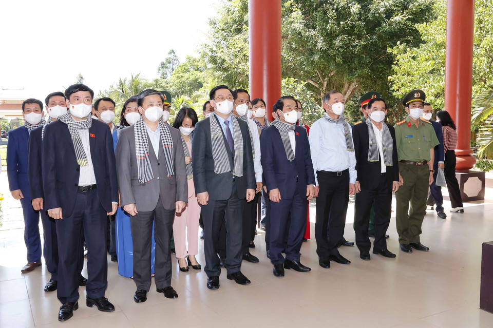 Chủ tịch Quốc hội Vương Đình Huệ đến viếng Nữ tướng Nguyễn Thị Định. (Ảnh: Doãn Tấn/TTXVN)