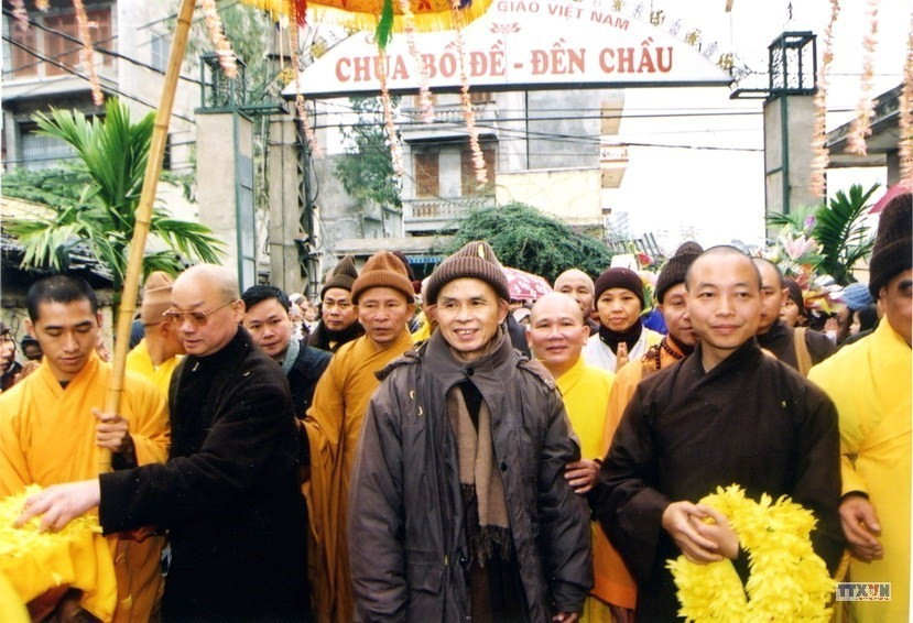 Tăng ni, phật tử đón Thiền sư Thích Nhất Hạnh tại chùa Bồ Đề, Gia Lâm, Hà Nội, ngày 12/1/2005. (Ảnh: Nhan Sáng/TTXVN)