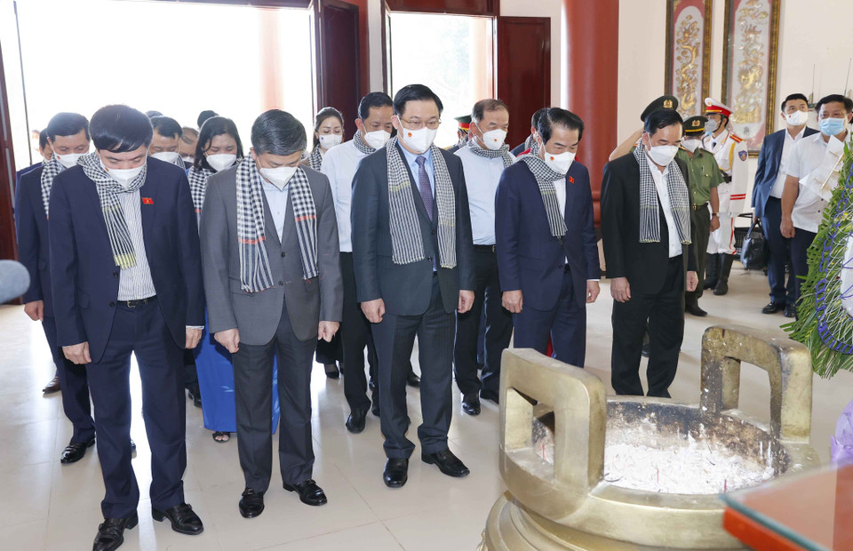 Hình ảnh Chủ tịch Quốc hội Vương Đình Huệ đến viếng Nữ tướng Nguyễn Thị Định. (Ảnh: Doãn Tấn/TTXVN)