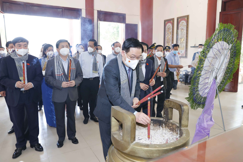 Chủ tịch Quốc hội Vương Đình Huệ dâng hương viếng Nữ tướng Nguyễn Thị Định. (Ảnh: Doãn Tấn/TTXVN)