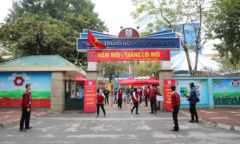 Phân luồng, hướng dẫn học sinh khi ra về. (Ảnh: Thanh Tùng/TTXVN)