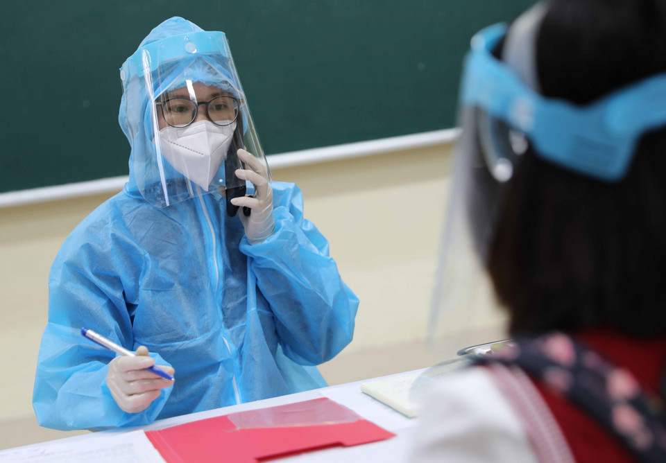 Học sinh có kết quả dương tính sau test nhanh COVID-19, nhân viên y tế trường sẽ gọi điện báo với y tế phường tới kiểm tra. (Ảnh: Thanh Tùng/TTXVN)