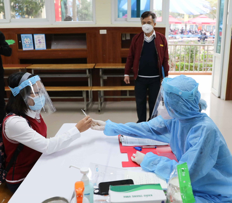 Học sinh có biểu hiện ho sốt trên lớp khi xuống phòng y tế sẽ được đo nhiệt độ, điều tra dịch tễ. Nếu có tiền sử dịch tễ sẽ được test nhanh COVID-19. (Ảnh: Thanh Tùng/TTXVN)