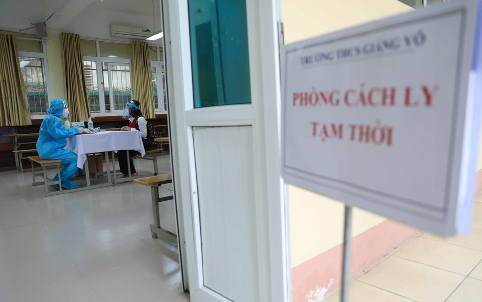 Học sinh có biểu hiện ho sốt trên lớp khi xuống phòng y tế sẽ được đo nhiệt độ, điều tra dịch tễ. Nếu có tiền sử dịch tễ sẽ được test nhanh COVID-19. (Ảnh: Thanh Tùng/TTXVN)