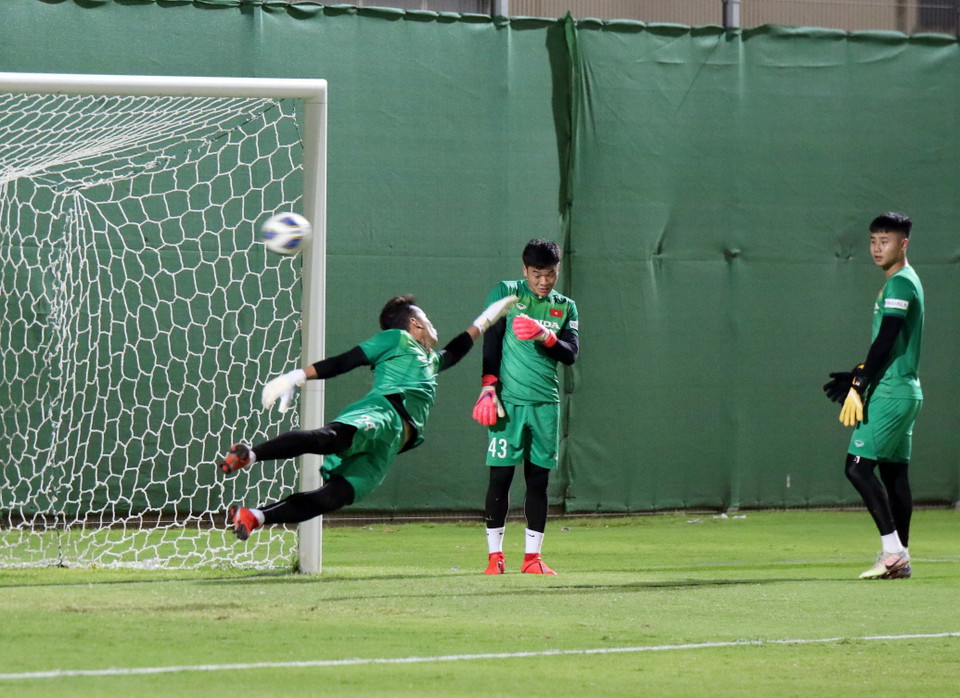 Các thủ môn của đội tuyển tập riêng. (Nguồn: TTXVN)