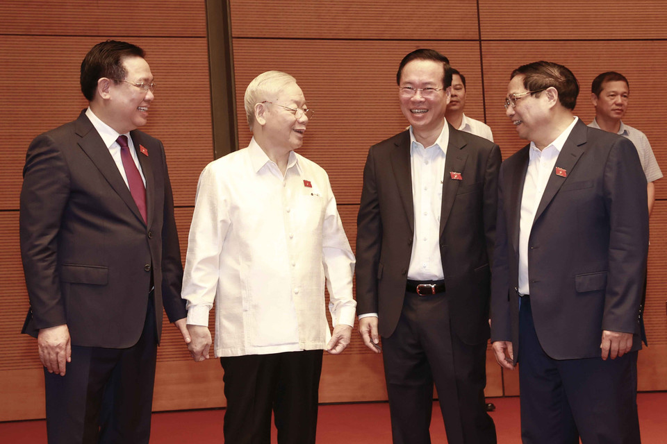 Tổng Bí thư Nguyễn Phú Trọng trao đổi với các đồng chí lãnh đạo Đảng và Nhà nước. (Ảnh: Doãn Tấn/TTXVN)