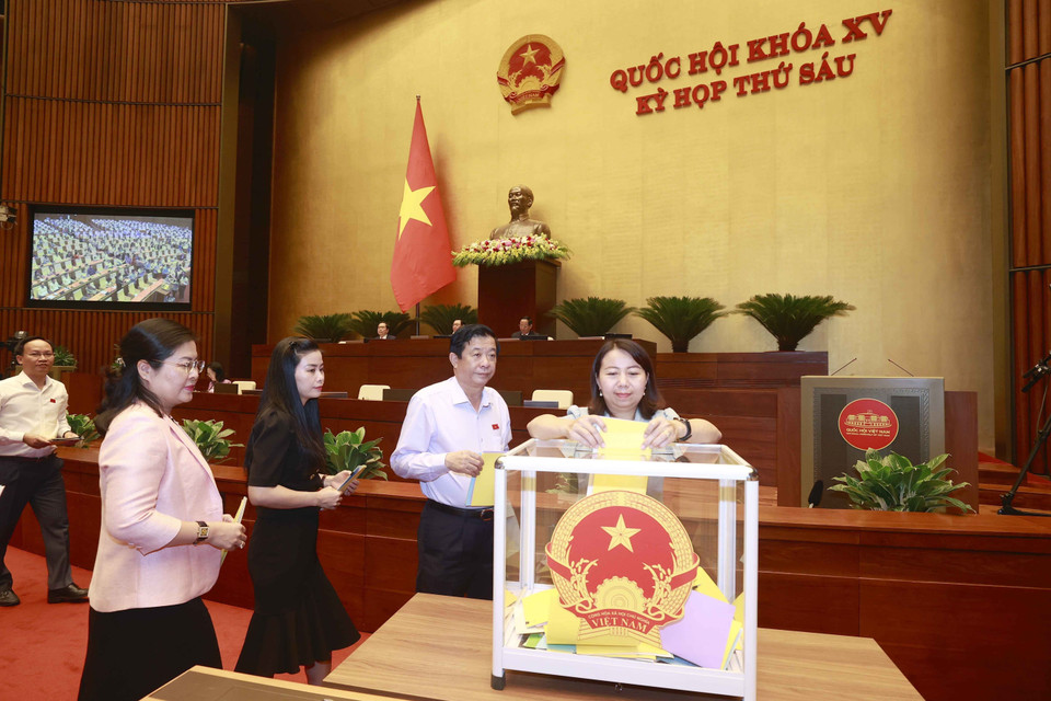 Đại biểu Quốc hội bỏ phiếu tín nhiệm. (Ảnh: Doãn Tấn/TTXVN)