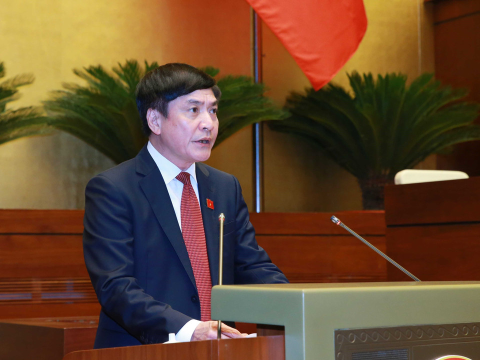 Tổng Thư ký Quốc hội-Chủ nhiệm Văn phòng Quốc hội Bùi Văn Cường trình bày dự thảo Nghị quyết. (Ảnh: Phương Hoa/TTXVN)