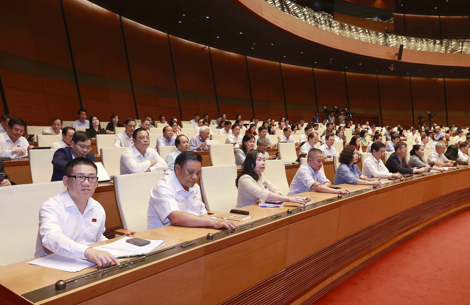 Đại biểu Quốc hội biểu quyết thông qua Nghị quyết. (Ảnh: Doãn Tấn/TTXVN)