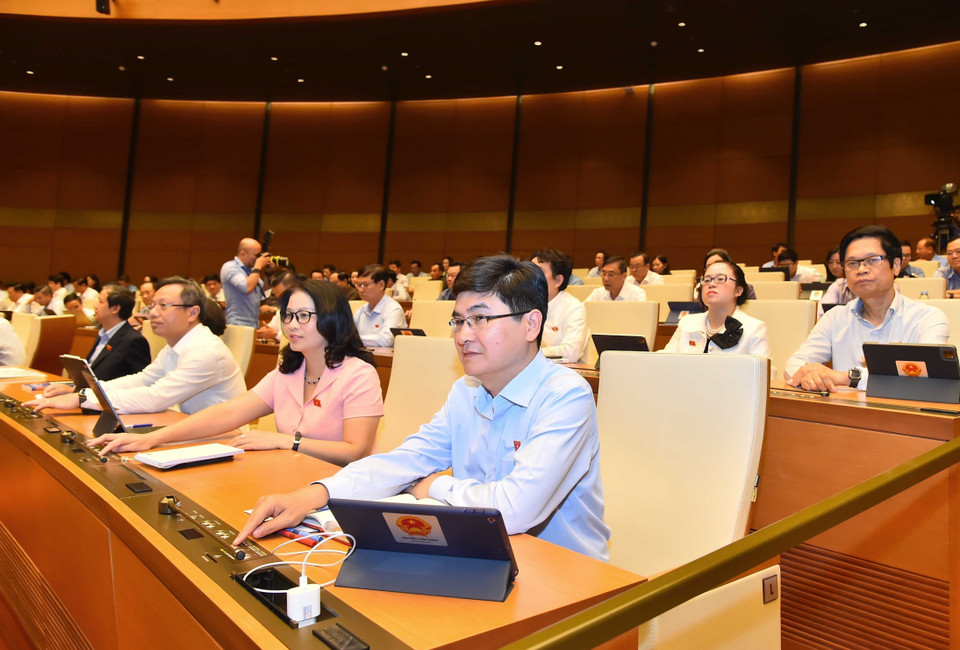 Đại biểu Quốc hội thành phố Hà Nội biểu quyết thông qua Nghị quyết. (Ảnh: Phương Hoa/TTXVN)