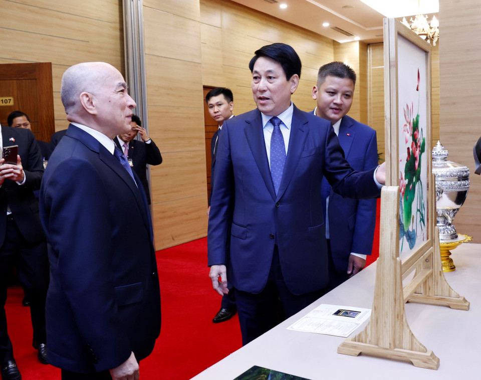 Chủ tịch nước Lương Cường giới thiệu các tặng phẩm với Quốc vương Campuchia Norodom Sihamoni. (Ảnh: Lâm Khánh/TTXVN)