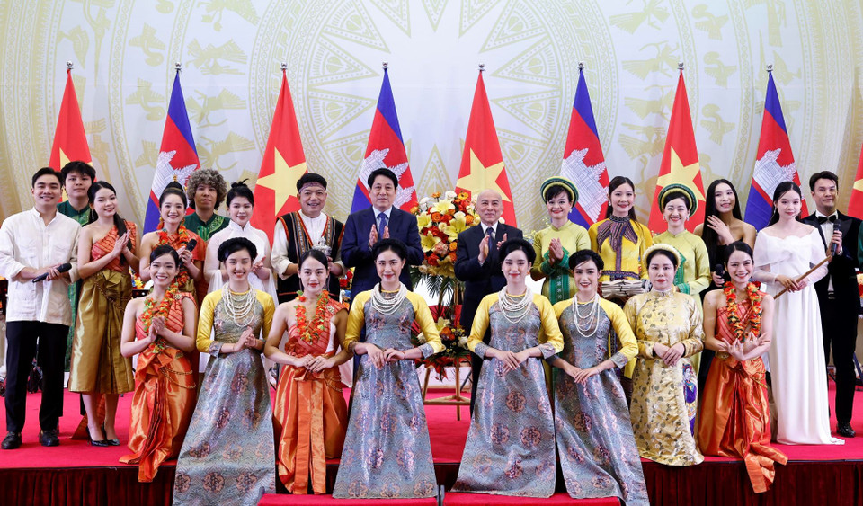 Chủ tịch nước Lương Cường và Quốc vương Campuchia Norodom Sihamoni cùng các nghệ sỹ biểu diễn tại tiệc chiêu đãi. (Ảnh: Lâm Khánh/TTXVN)