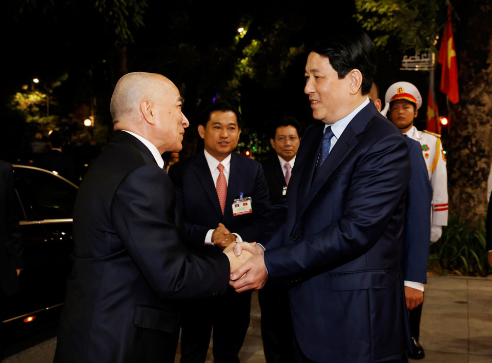 Chủ tịch nước Lương Cường đón Quốc vương Campuchia Norodom Sihamoni tới dự tiệc chiêu đãi. (Ảnh: Lâm Khánh/TTXVN)