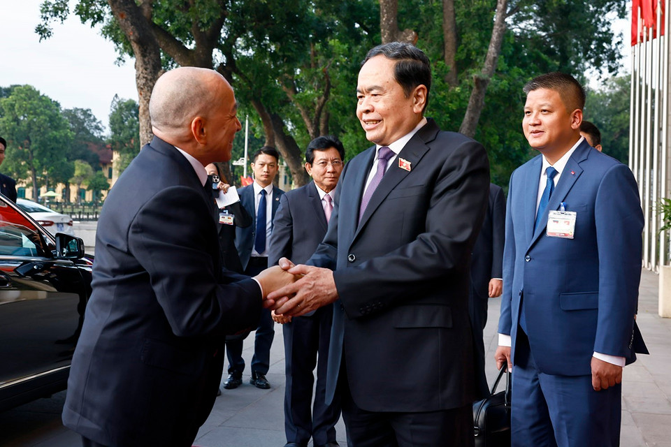 Chủ tịch Quốc hội Trần Thanh Mẫn đón Quốc vương Campuchia Norodom Sihamoni. (Ảnh: Doãn Tấn/TTXVN)