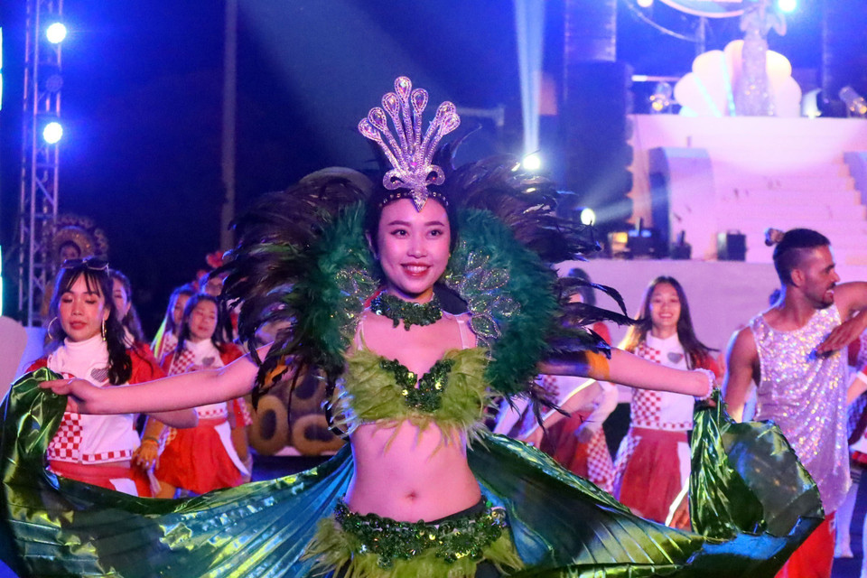 Chương trình biểu diễn nghệ thuật đặc sắc với đặc trưng của biển tại Carnaval mùa Đông Hạ Long 2022. (Ảnh: Thanh Vân/TTXVN)