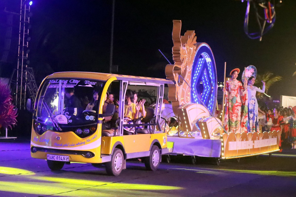 Màn nghệ thuật ấn tượng diễn diễu đường phố với chiếc xe Tuần lộc trong dịp Giáng sinh tại Carnaval mùa Đông Hạ Long 2022. (Ảnh: Thanh Vân/TTXVN)