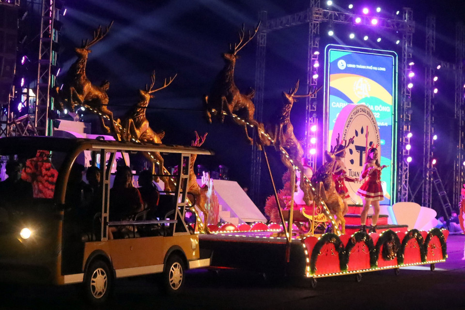 Màn nghệ thuật ấn tượng diễn diễu đường phố với chiếc xe Tuần lộc trong dịp Giáng sinh tại Carnaval mùa Đông Hạ Long 2022. (Ảnh: Thanh Vân/TTXVN)