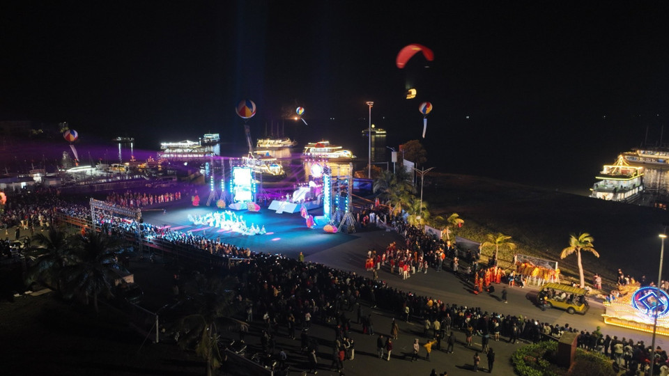 Đây là sự kiện lần đầu tiên sử dụng sân khấu di động được thiết kế hiện đại, trang bị hệ thống ánh sáng chuyên nghiệp, kết hợp với các giải pháp âm thanh kết nối không dây bằng công nghệ 4.0. (Ảnh: Thanh Vân/TTXVN)