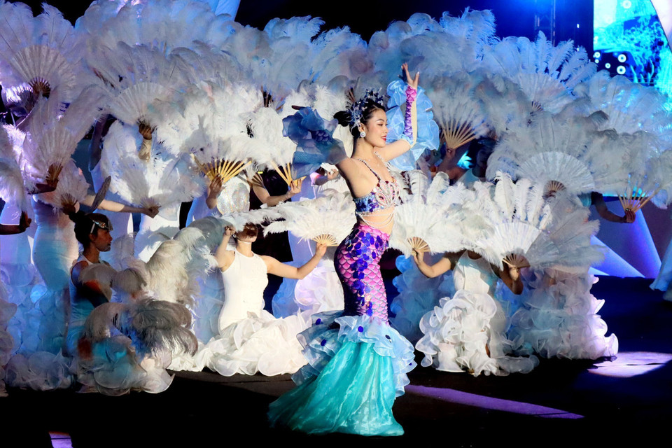 Chương trình biểu diễn nghệ thuật đặc sắc với đặc trưng của biển tại Carnaval mùa Đông Hạ Long 2022. (Ảnh: Thanh Vân/TTXVN)