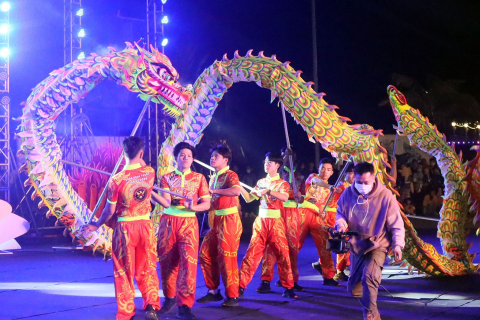Chương trình biểu diễn nghệ thuật đặc sắc với đặc trưng của biển tại Carnaval mùa Đông Hạ Long 2022. (Ảnh: Thanh Vân/TTXVN)