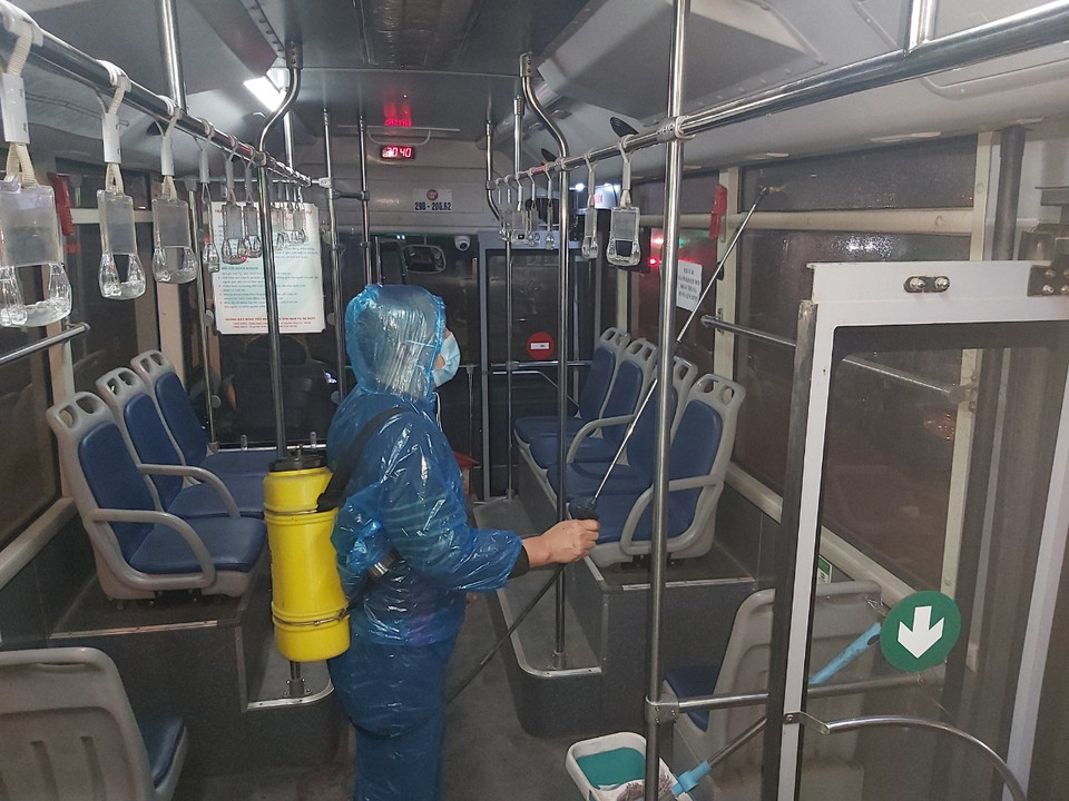 Những vị trí tay nắm hay cửa lên xuống được phun khử khuẩn kỹ càng. (Ảnh: CTV/Vietnam+)