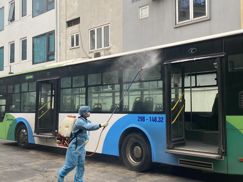 Xe buýt về bến sẽ được phun khử khuẩn toàn bộ để phòng chống dịch COVID-19. (Ảnh: CTV/Vietnam+)