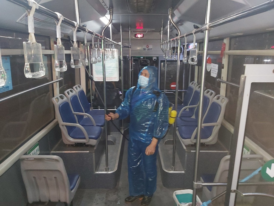 Nhân viên phun khử khuẩn mỗi xe mất khoảng 5-7 phút. (Ảnh: CTV/Vietnam+)
