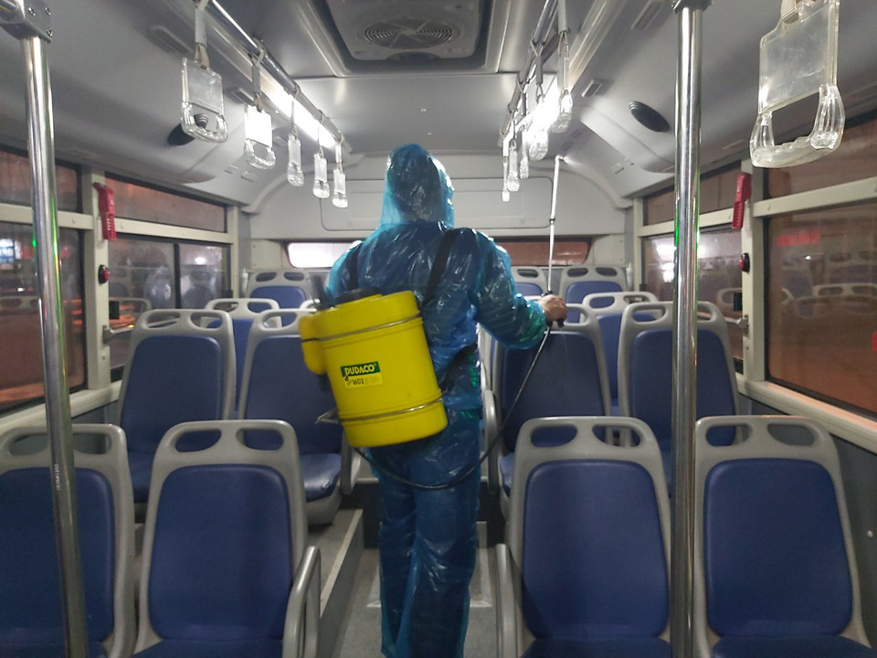 Mọi ngóc ngách bên trong xe buýt đều được phun khử khuẩn kỹ càng để phòng chống dịch COVID-19. (Ảnh: CTV/Vietnam+)