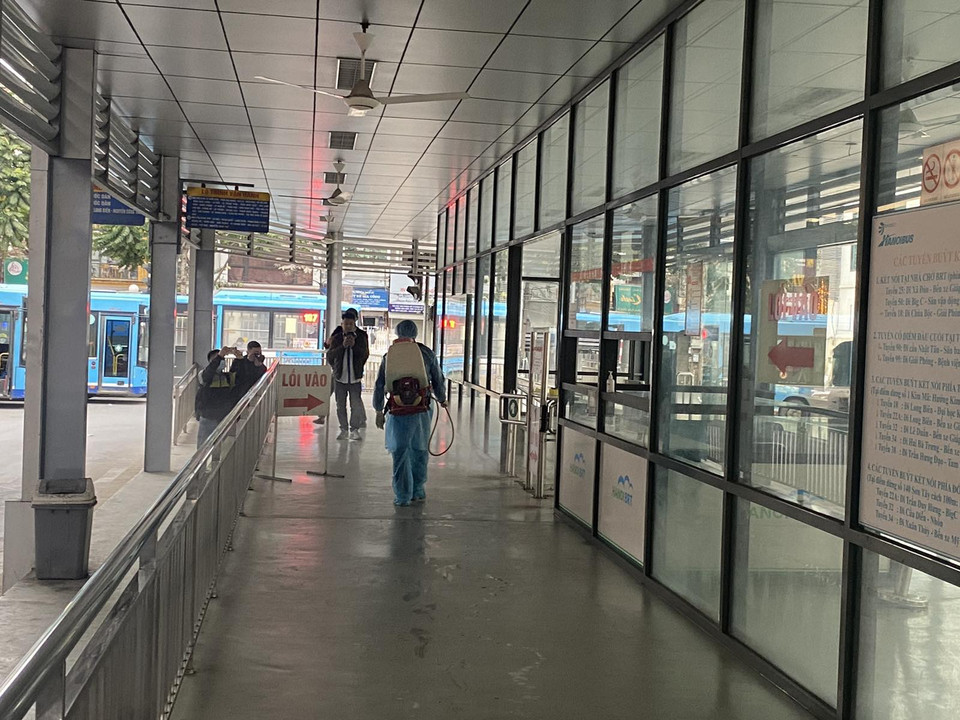Phun khử khuẩn tại nhà chờ xe buýt nhanh BRT ở Kim Mã. (Ảnh: CTV/Vietnam+)