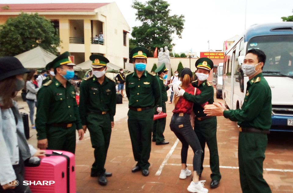 Giây phút chia tay đầy xúc động. (Ảnh: Võ Dung/TTXVN)