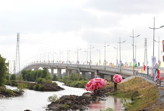 Cầu Năm Căn vượt sông Cửa Lớn, nối đôi bờ của 2 huyện Năm Căn-Ngọc Hiển (Cà Mau). Cầu dài hơn 800m, rộng 12m, cầu được khởi công năm 2012 và hoàn thành sau hơn 2 năm. Cầu Năm Căn không chỉ nối đường Hồ Chí Minh về đến mũi Cà Mau, mở ra hướng liên kết phát triển của cả vùng đất cực Nam của Tổ quốc mà còn phá thế ốc đảo của huyện Ngọc Hiển. (Ảnh: Tư liệu/TTXVN)